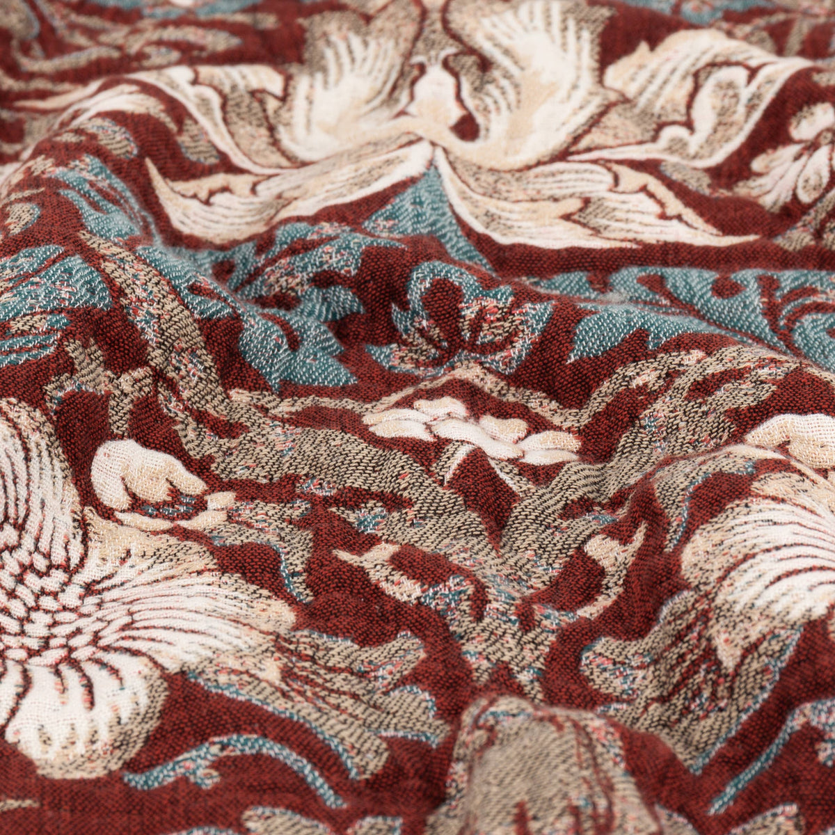 Strawberry Thief Jacquard Throw Berry: Berry / 130 x 170cm