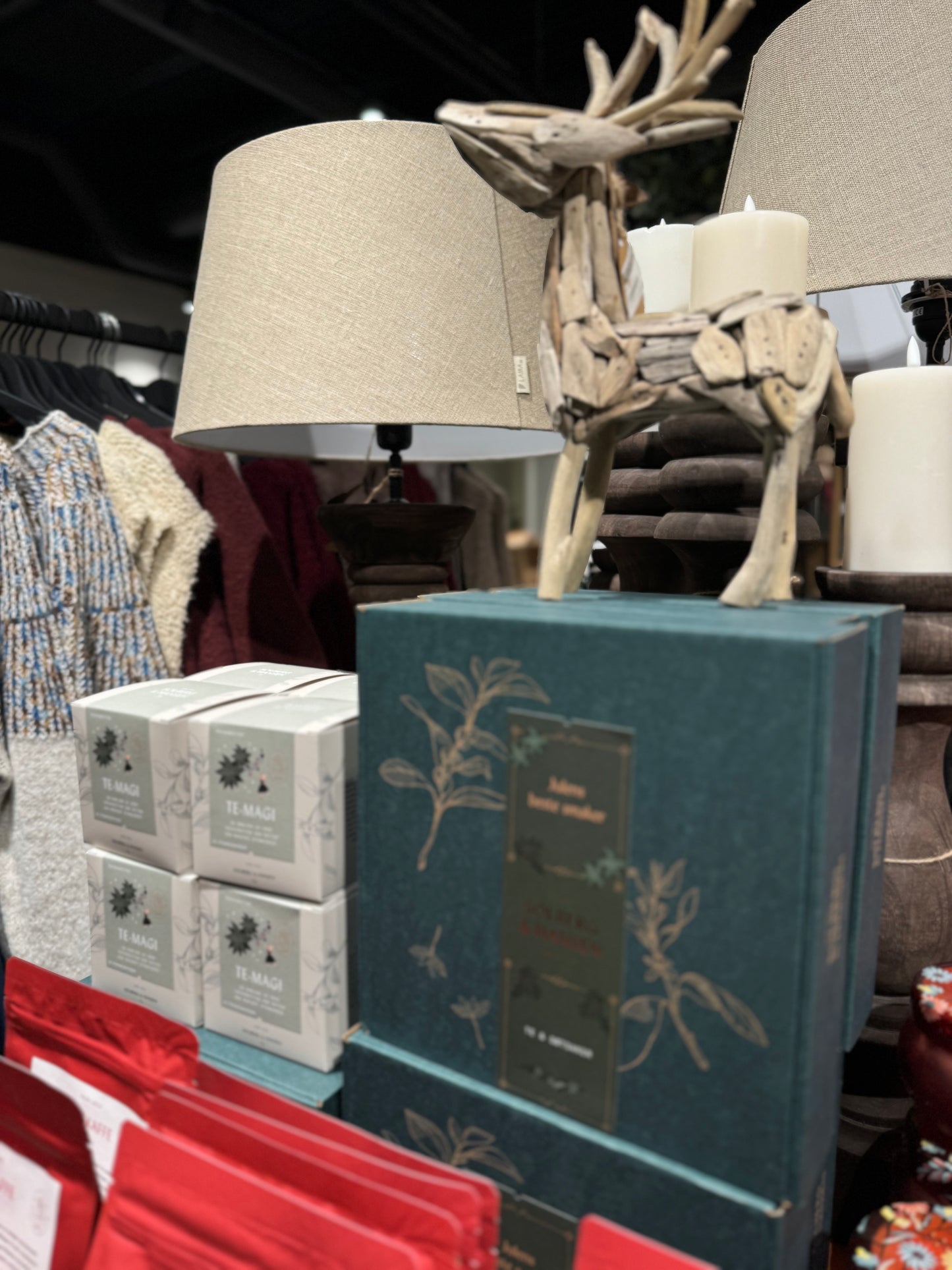 TE & SØTSAKER Gavepakke - Te og Brente Mandler JUL 2024