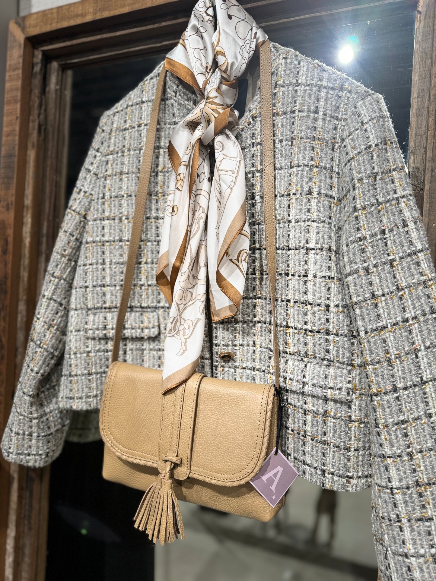 Skinnveske MK med dusk, Beige