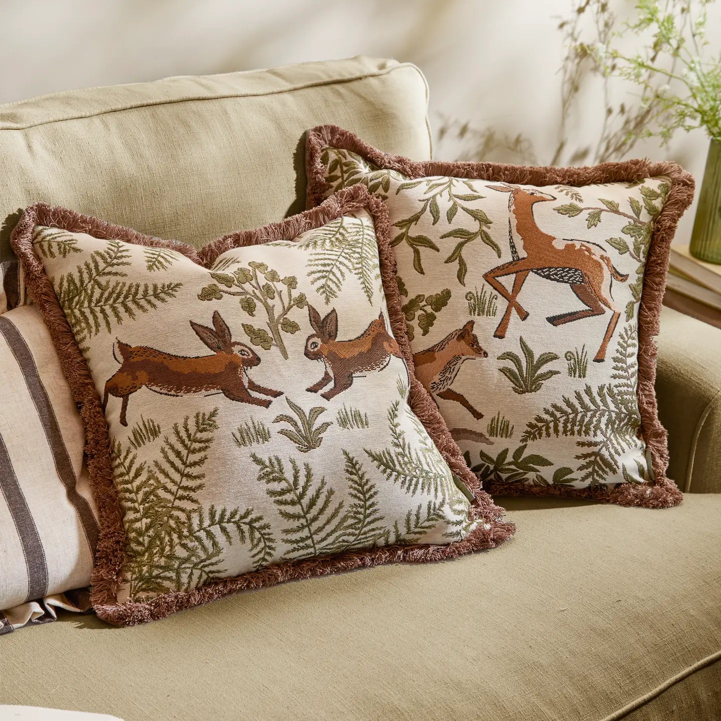Fable Rabbits brodert pute i 100 % bomull i willow green, 45x45 cm