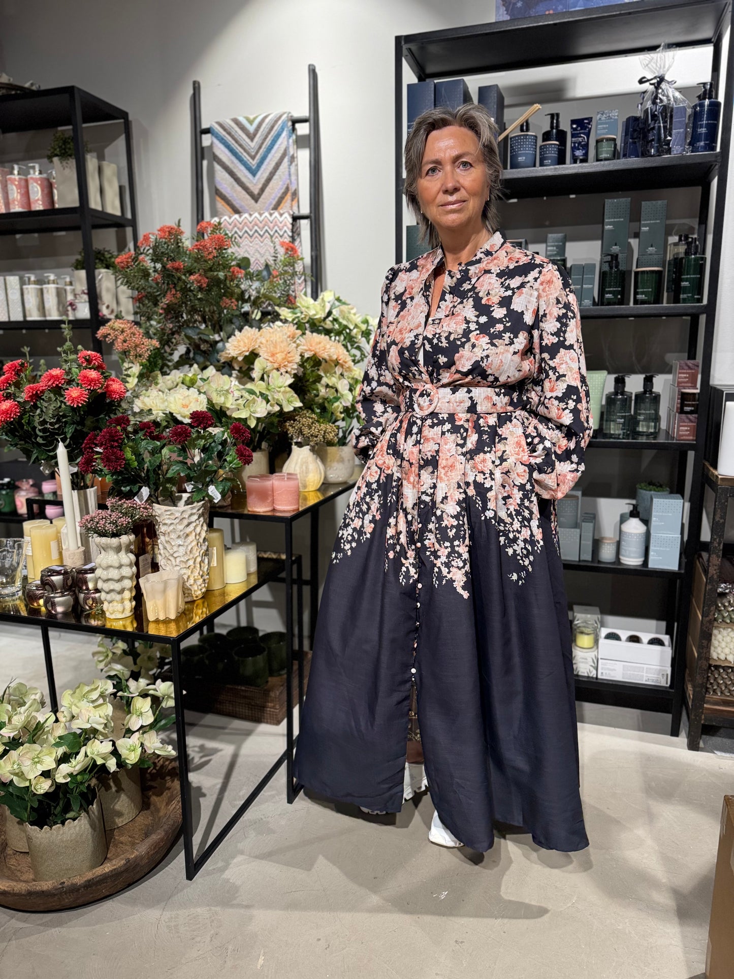 FROM PARIS WITH LOVE kjole med rosa blomster