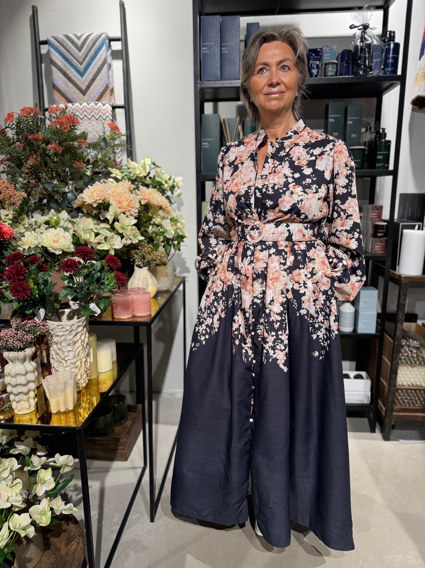 FROM PARIS WITH LOVE kjole med rosa blomster