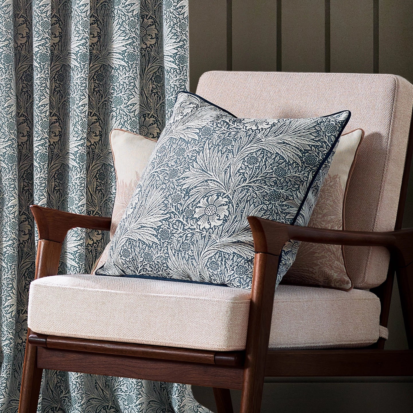 Marigold jacquard putetrekk med kantbånd i indigo, 50x50 cm.