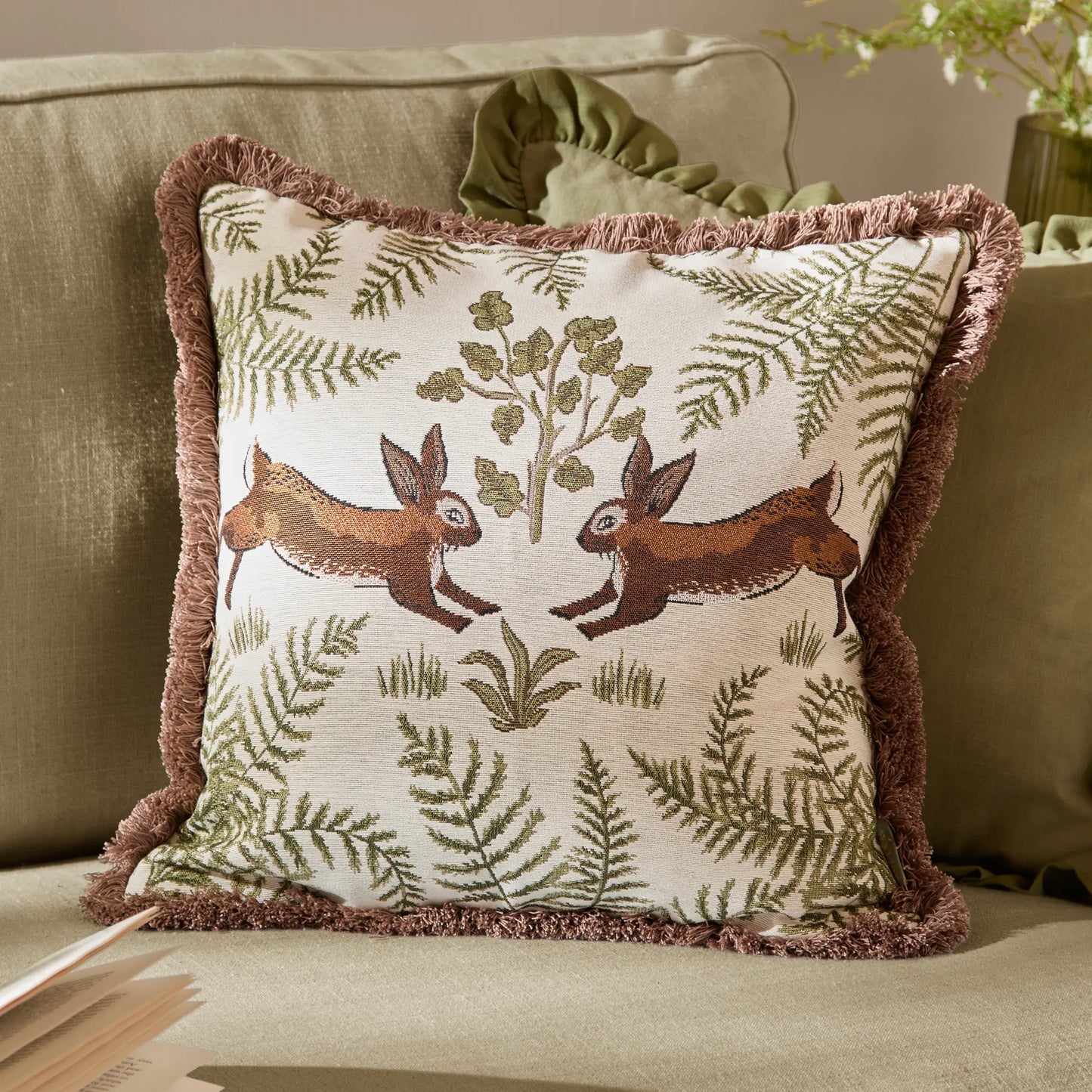 Fable Rabbits brodert pute i 100 % bomull i willow green, 45x45 cm