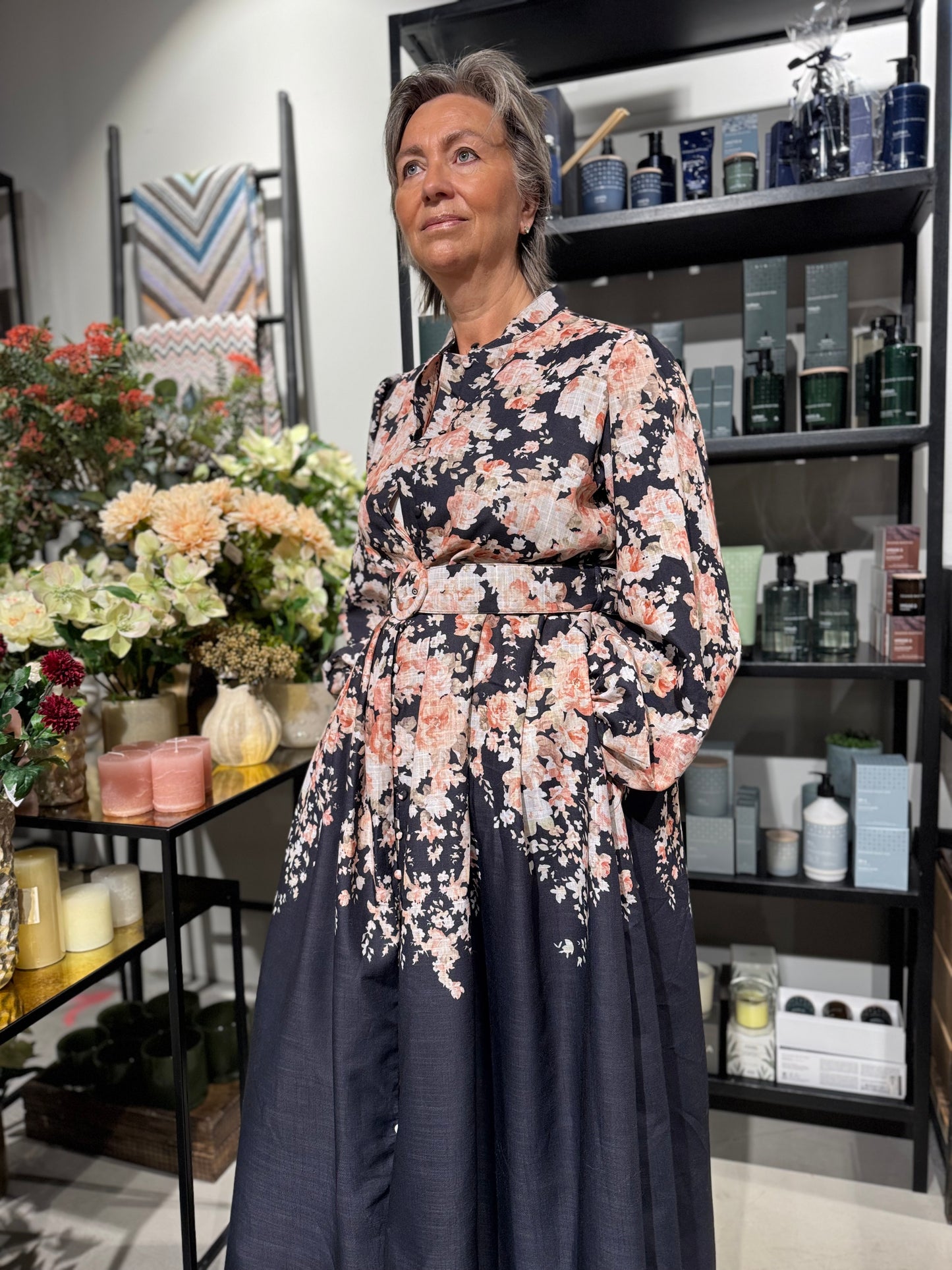 FROM PARIS WITH LOVE kjole med rosa blomster