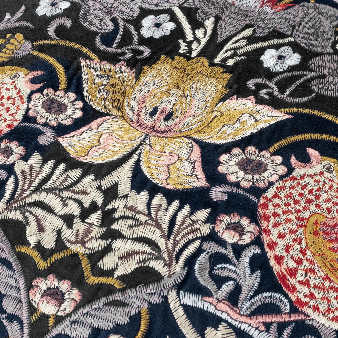 Strawberry Thief brodert fløyelsputetrekk i navy, 50x50