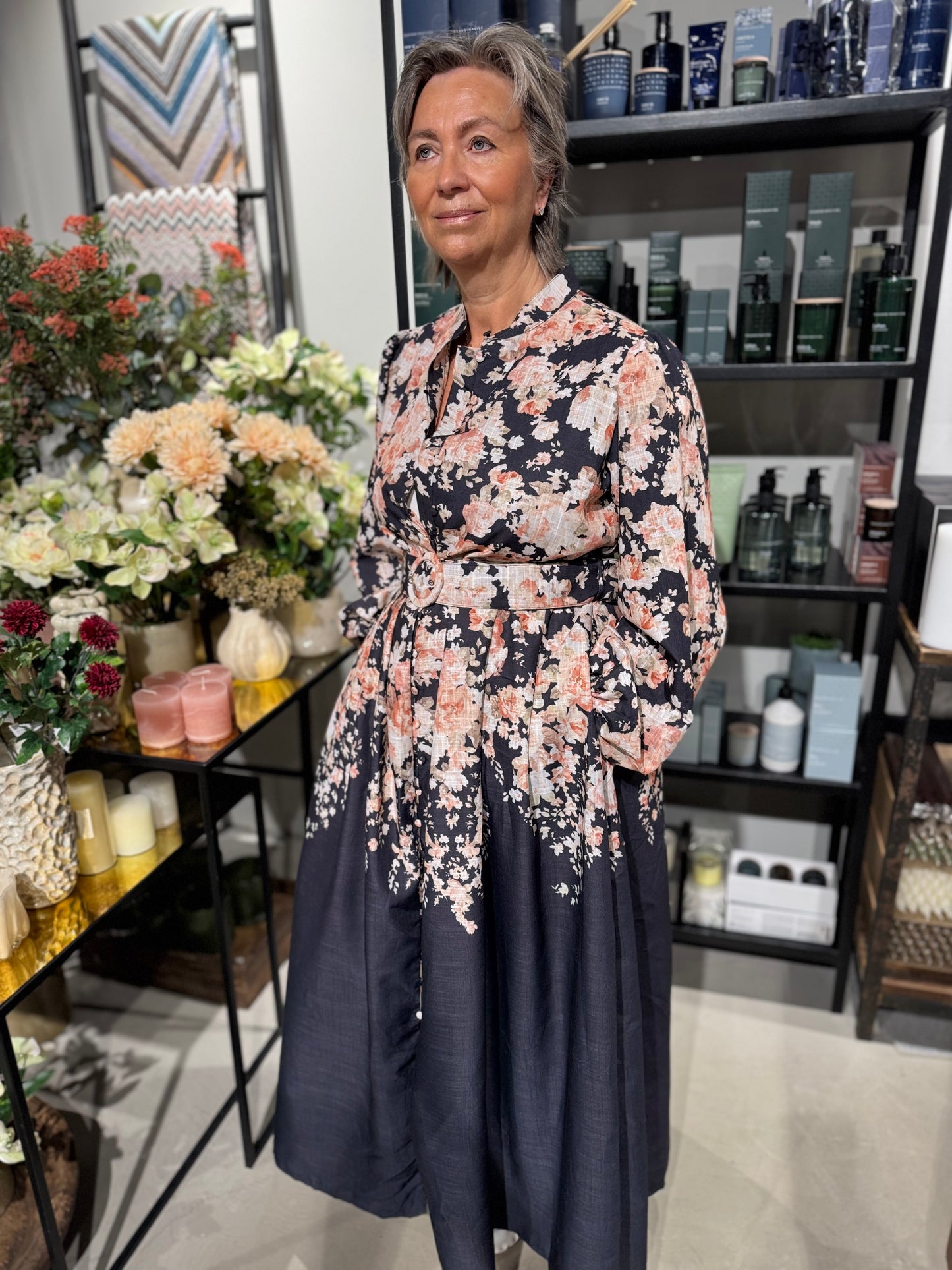 FROM PARIS WITH LOVE kjole med rosa blomster