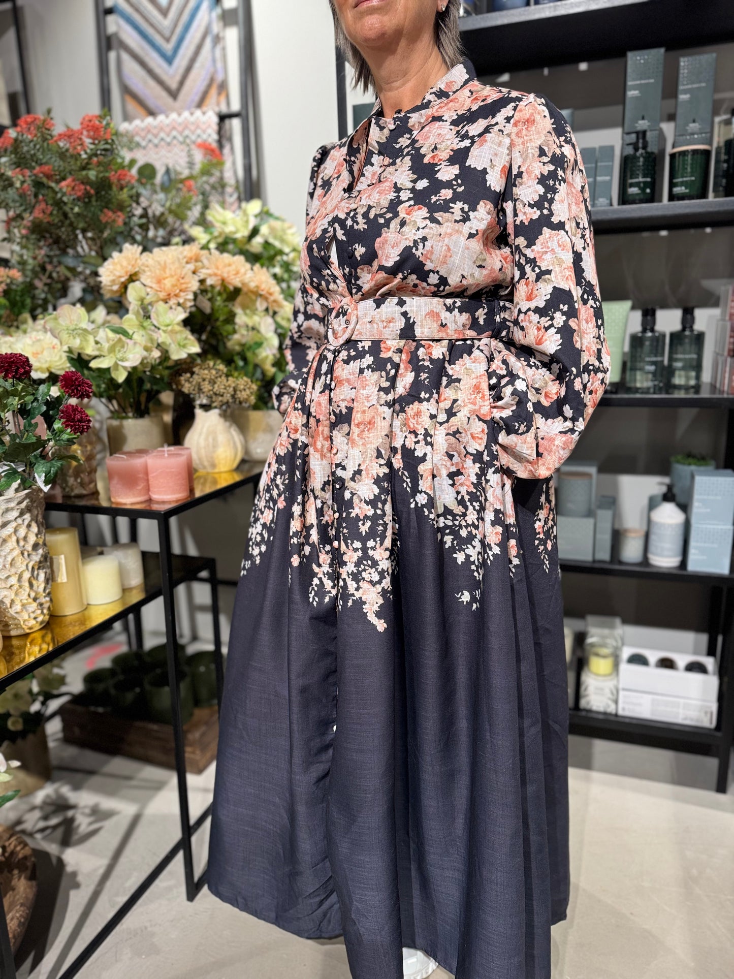 FROM PARIS WITH LOVE kjole med rosa blomster