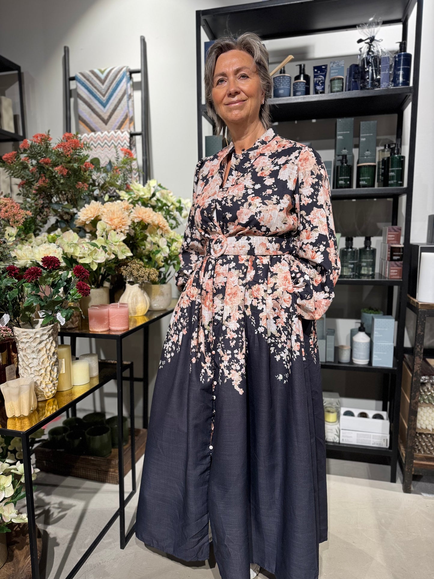 FROM PARIS WITH LOVE kjole med rosa blomster