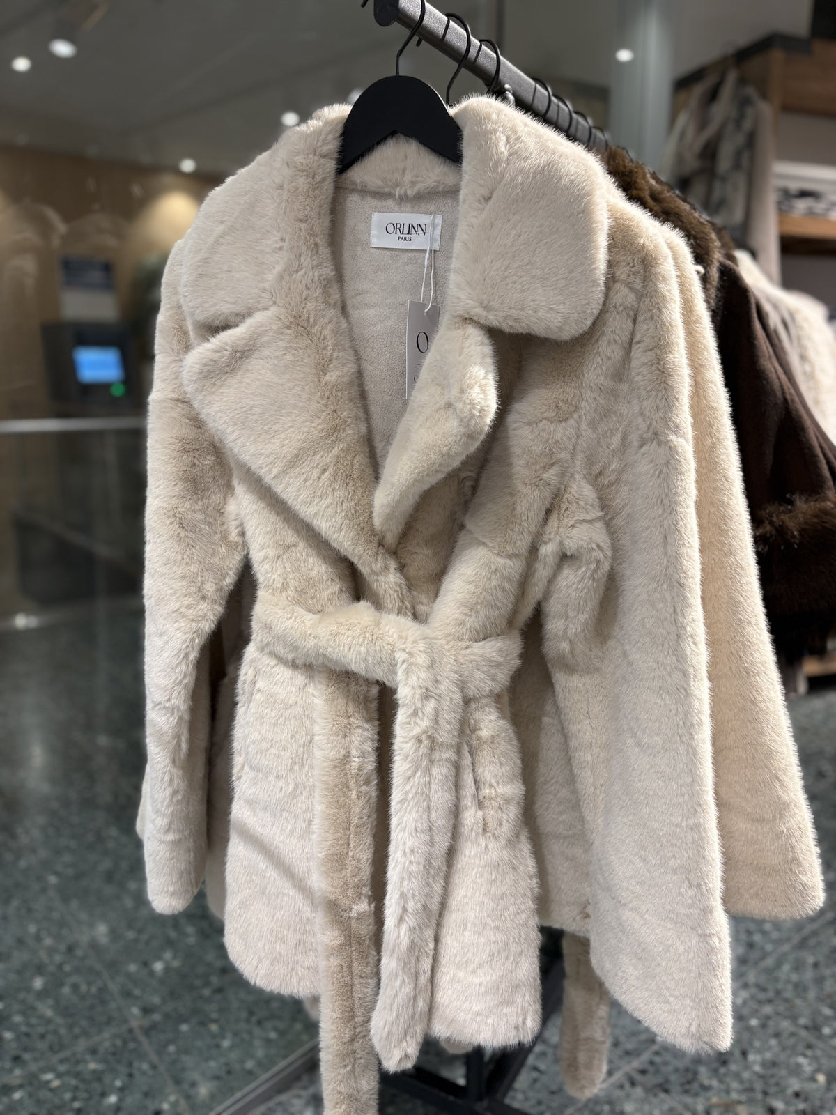 From Paris With Love, Fuskepels med knyting, Beige