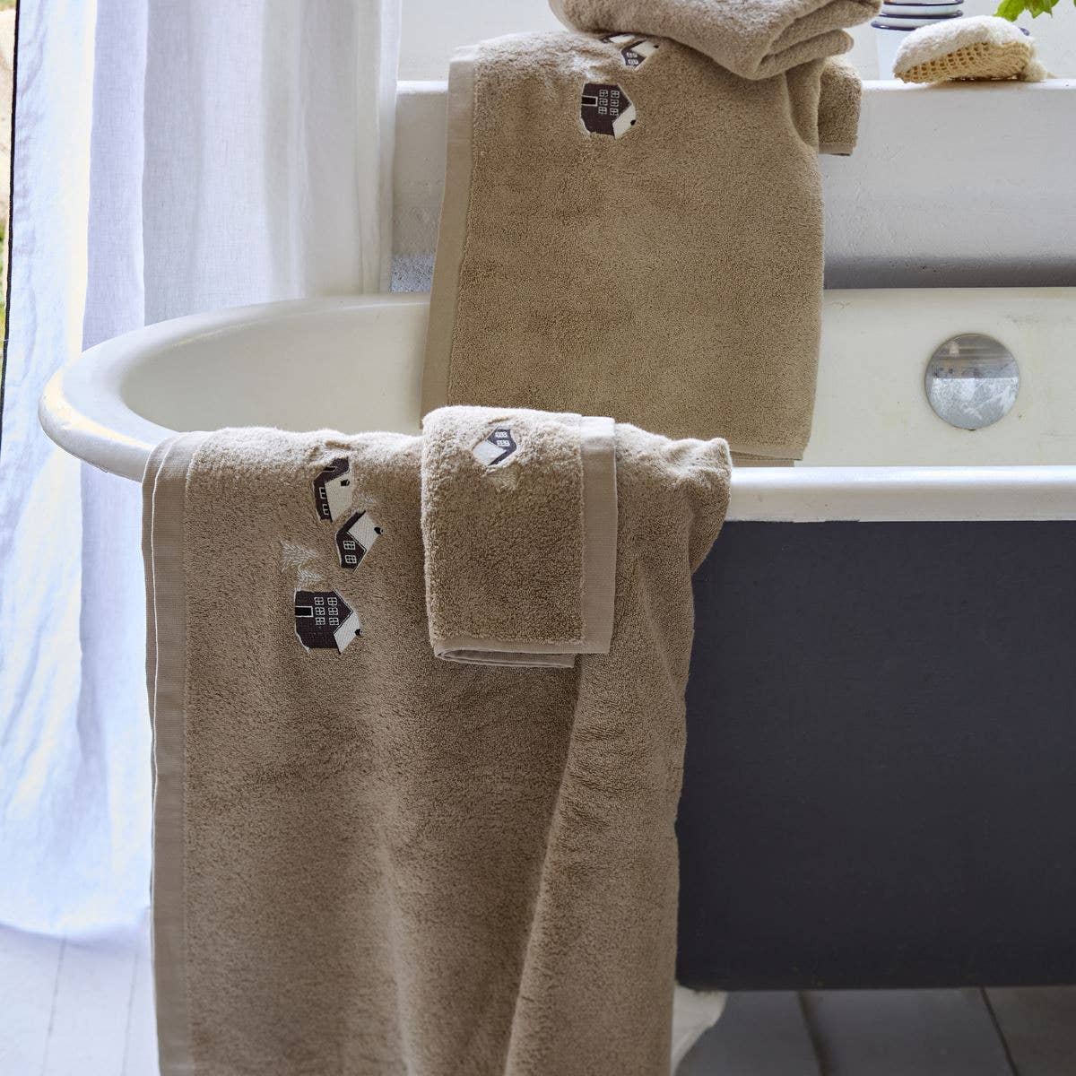 Bath sheet Au coeur de la vallée taupe: 100x150 cm