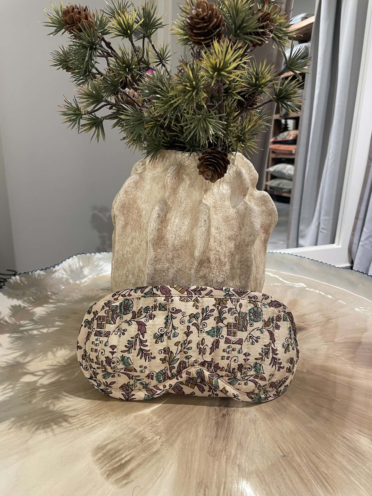 Kremfarget quiltet sovemaske med blomster